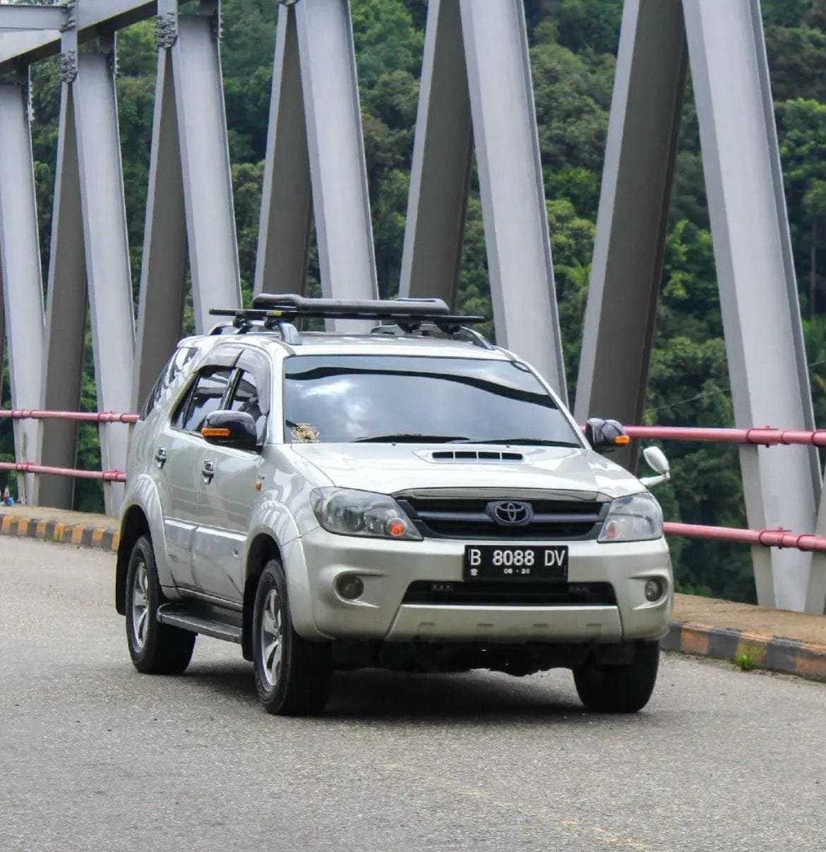 Berbagi Takjil Gratis Travel Bukittinggi Pekanbaru Fortuner Di Jembatan Panjang
