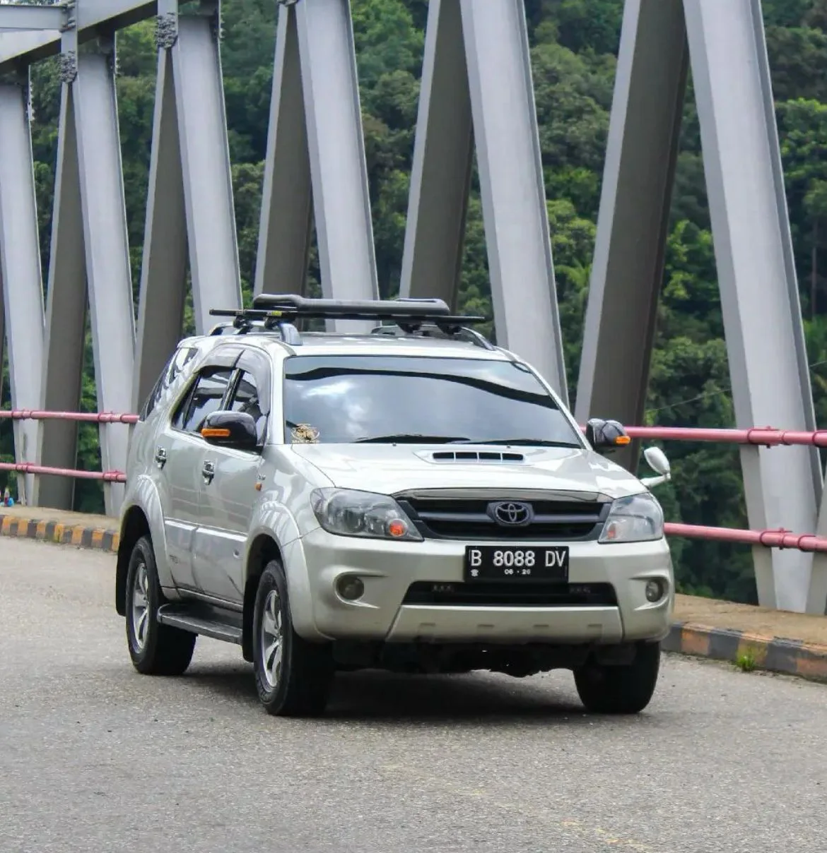 Berbagi Takjil Gratis Travel Bukittinggi Pekanbaru Fortuner Di Jembatan Panjang